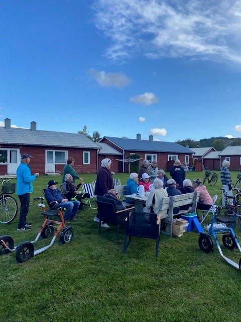 Besökare rund ett bord med bänkar, sparkcyklar 