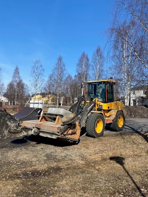 Traktor med soputrustning