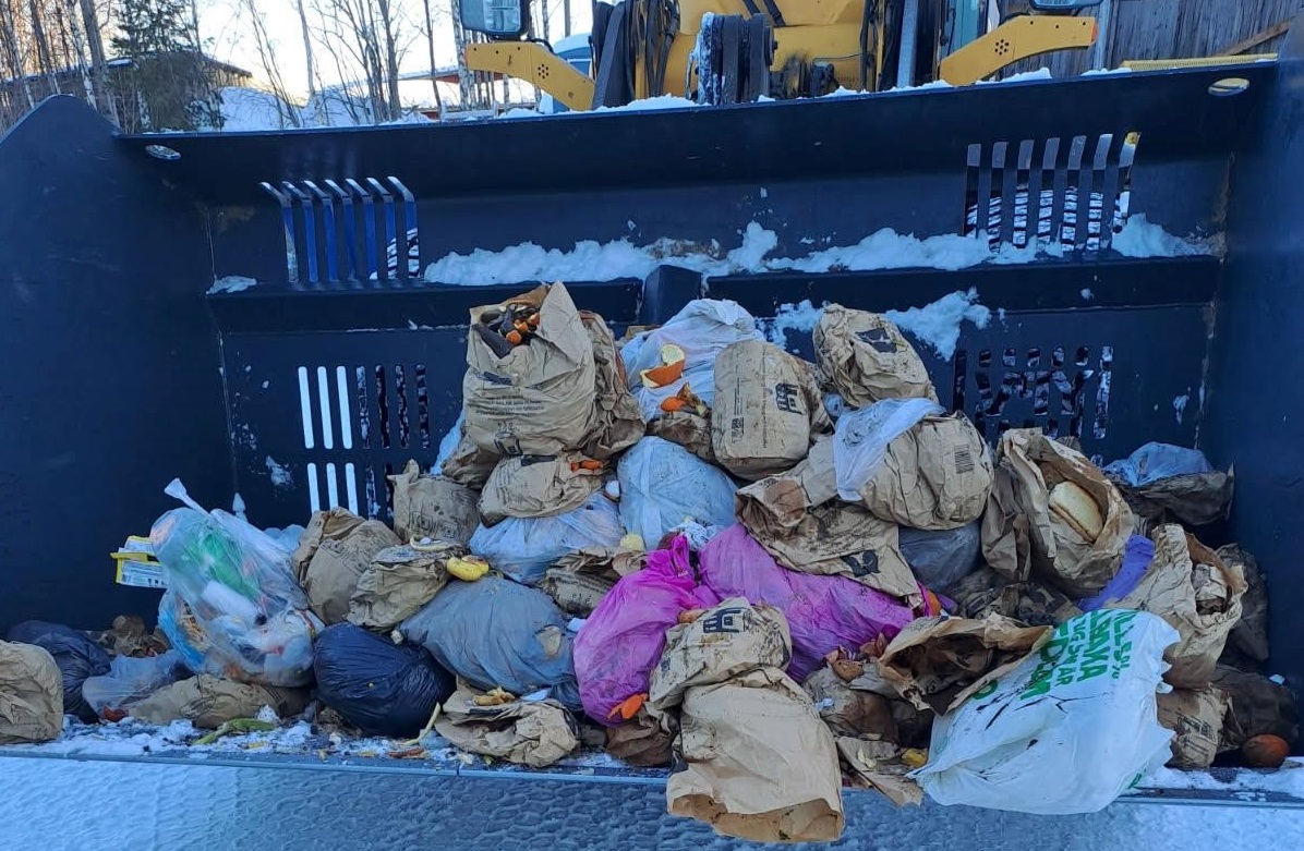 Bruna matavfallspåsar tillsammans med plastpåsar