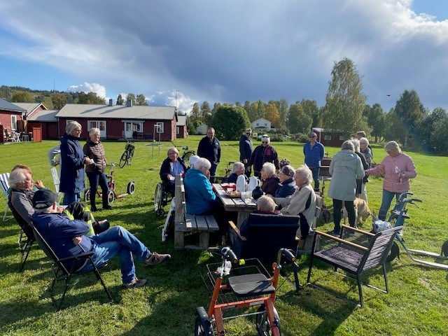 Fikabord med en hel del människor runt om