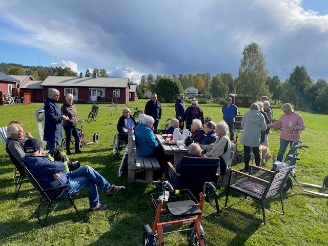 Fikabord med en hel del människor runt om